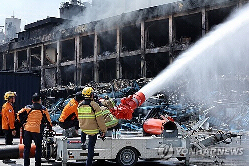금호타이어 광주공장 화재 발생 이틀째인 18일 소방대원들이 물줄기를 쏘며 진화 작업을 벌이고 있다. 연합뉴스